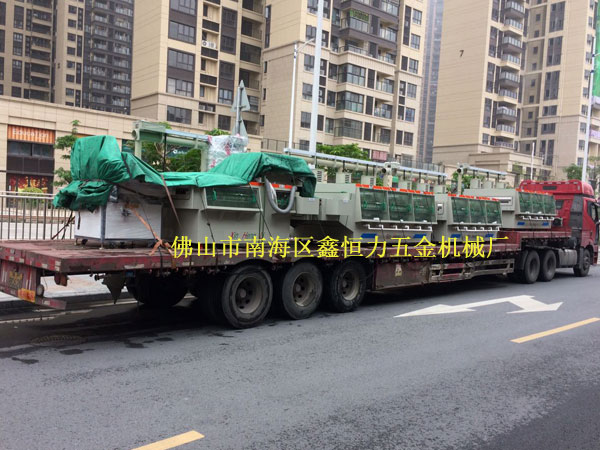 福建客戶不銹鋼鍋片蝕刻機裝車發(fā)貨！